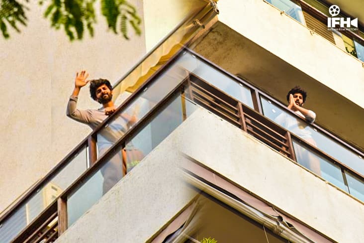 Kartik Aaryan Greets The Paparazzi With A Warm Smile From His House Balcony